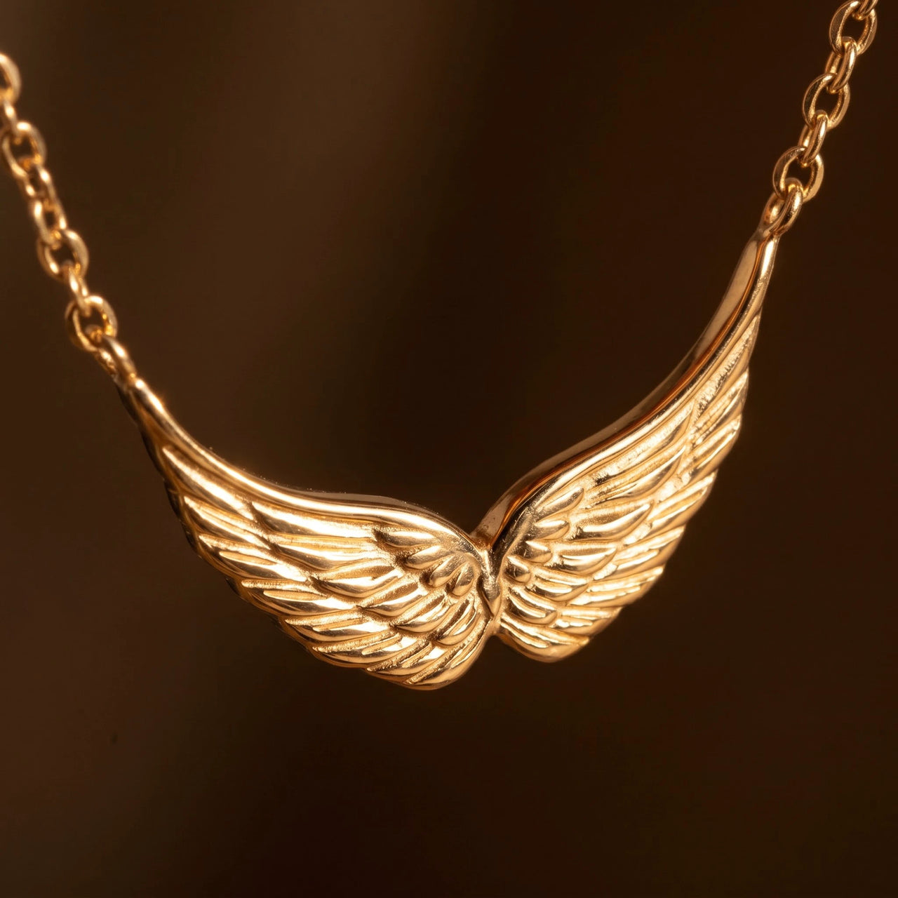 Close-up of the gold necklace | SKU: 42001-gold