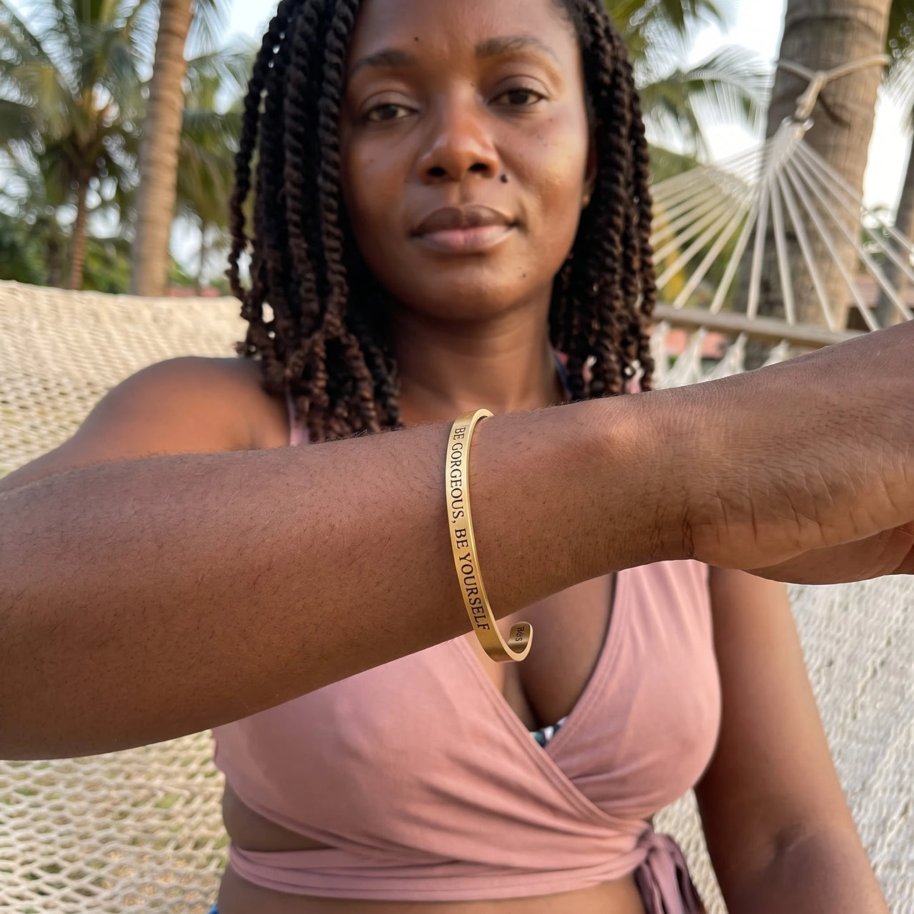 Affirmation bracelet — worn on a relaxed day, gold | SKU: bgby-g
