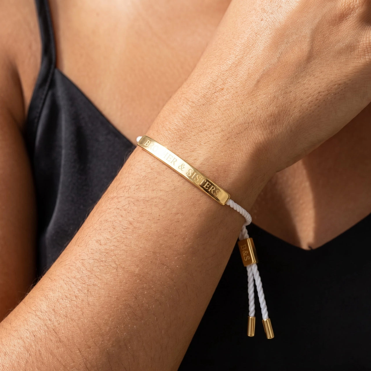 White string bracelet — close-up of the details, gold | SKU: laperle-g