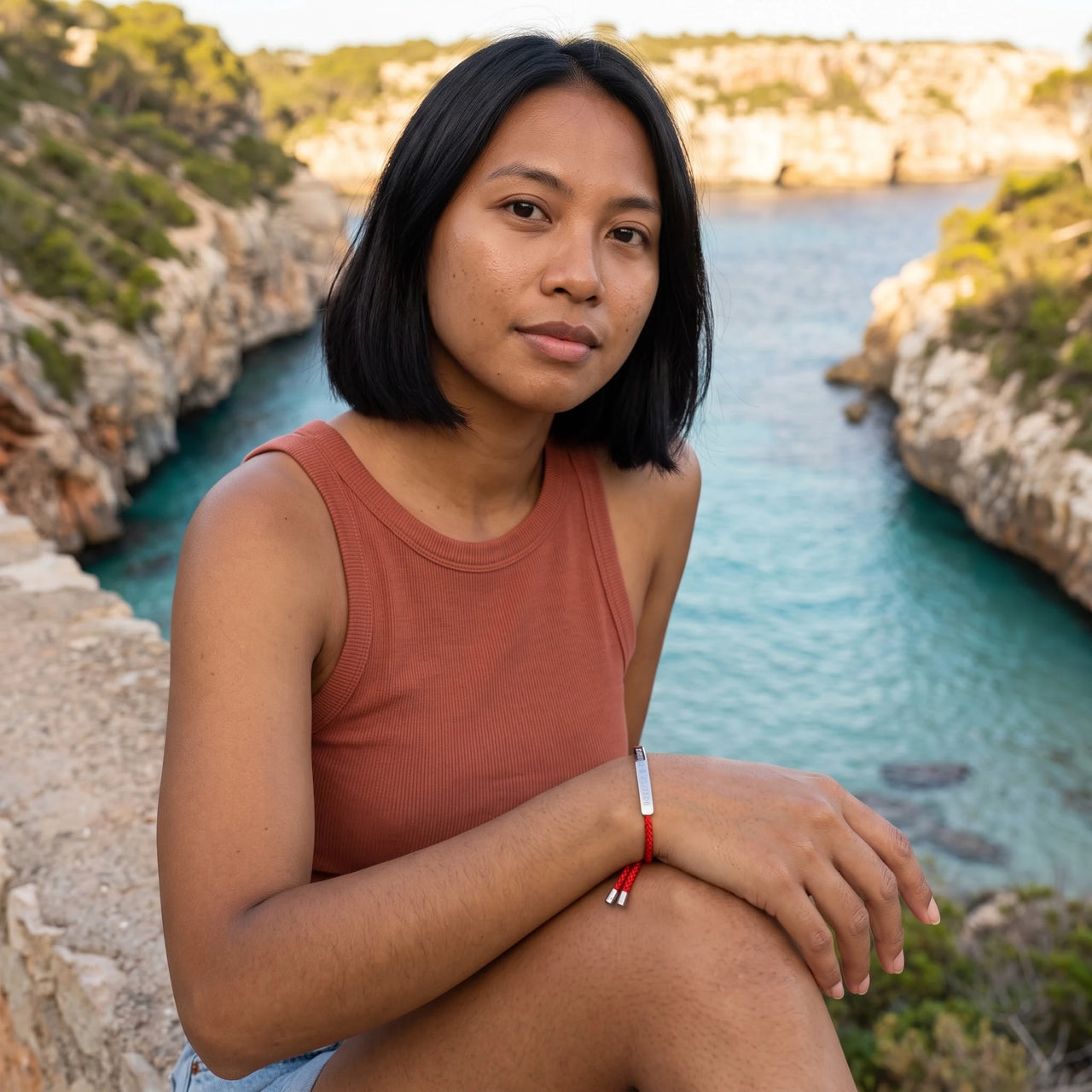 Red bracelet — worn on a getaway, silver | SKU: lamour-wg