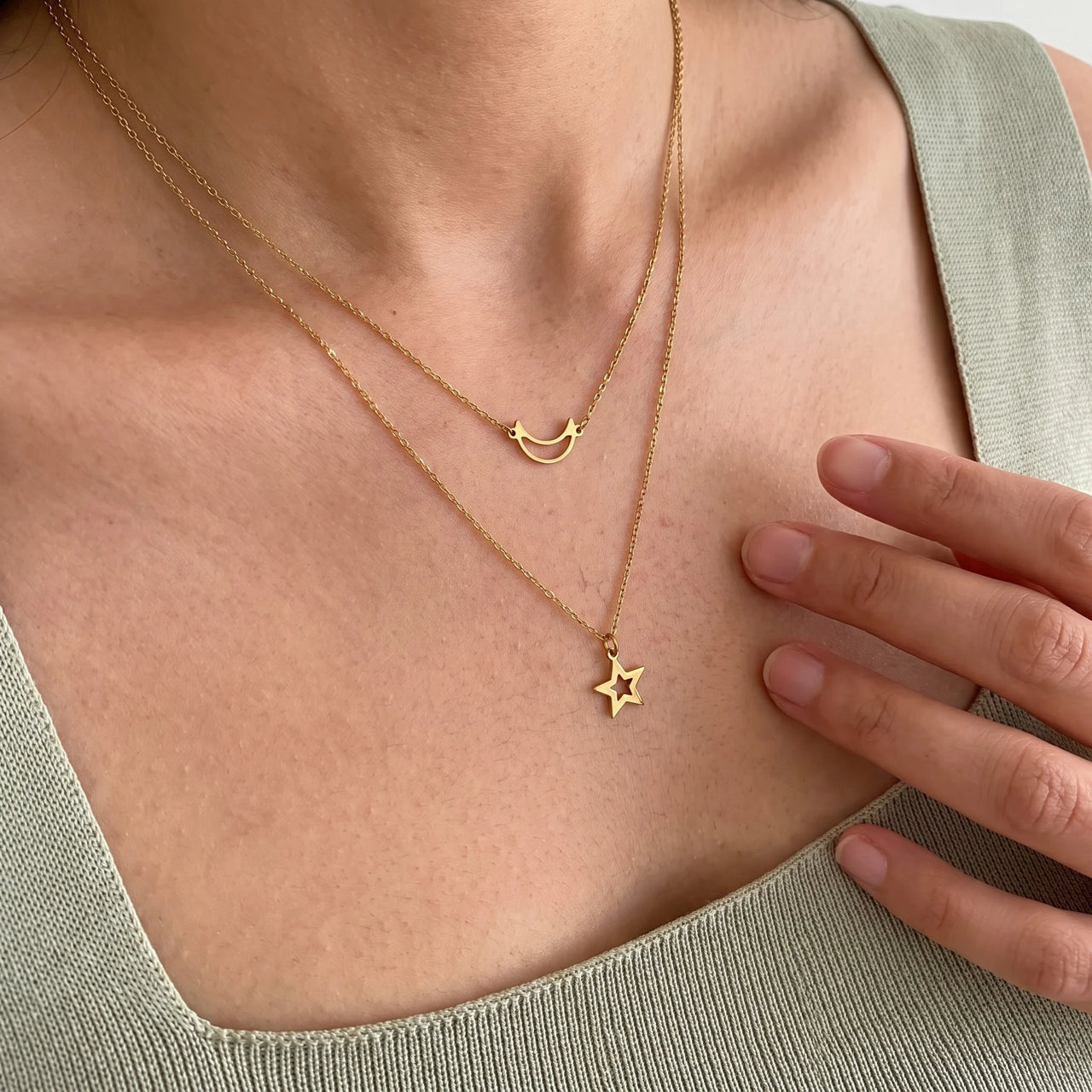 Moon necklace — close-up of the details, gold | SKU: letoile-g