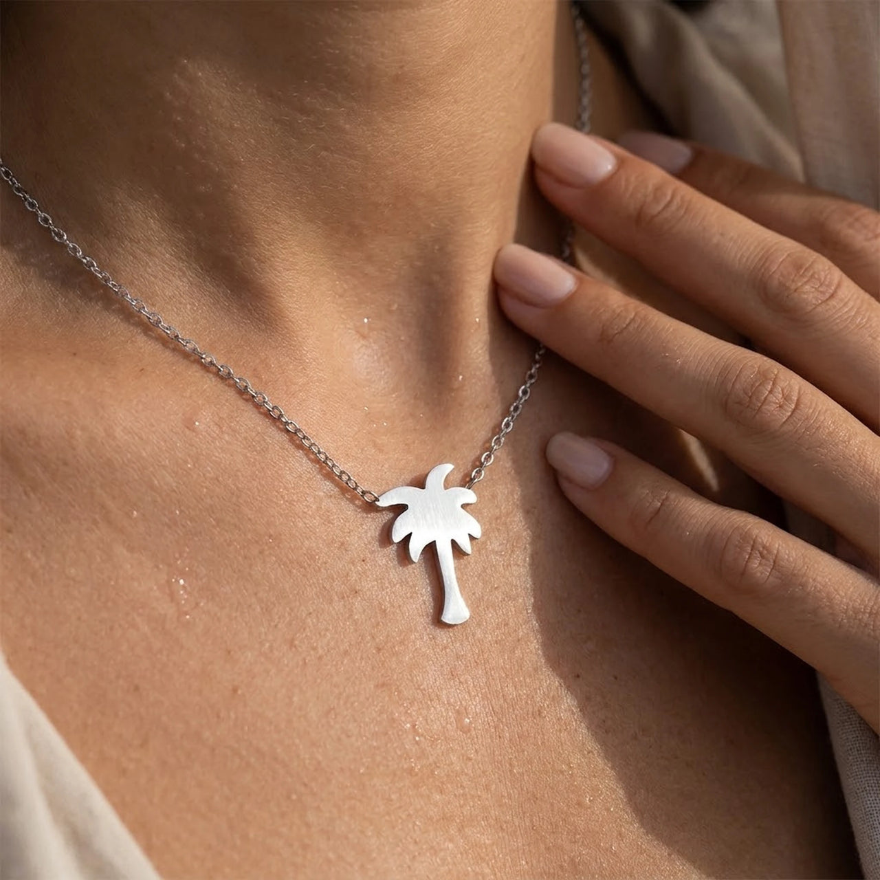 Silver palm tree necklace — close-up of the details, silver | SKU: 8732822-silver-plated