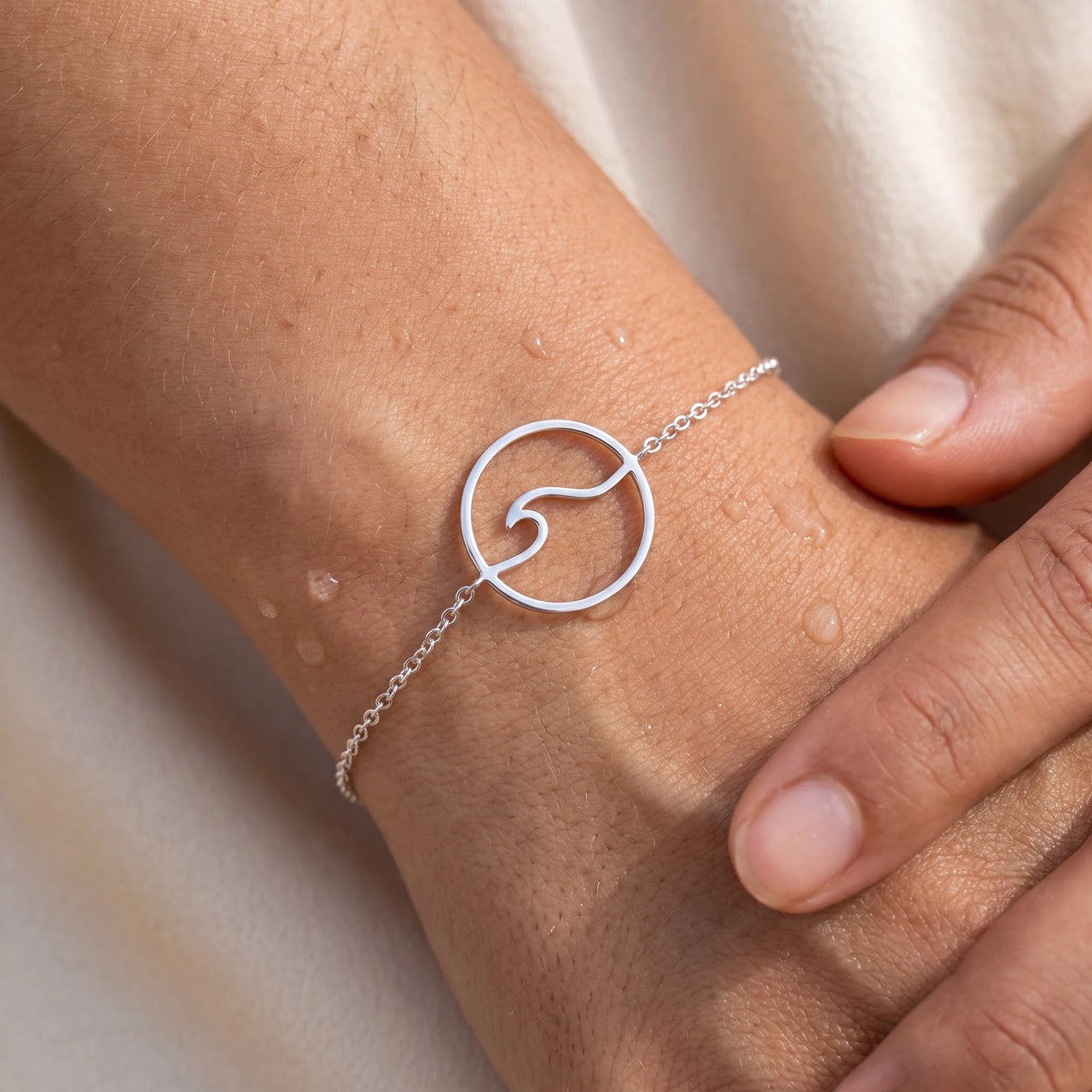Waterproof bracelet — close-up of the details, silver | SKU: 17429078-white-gold