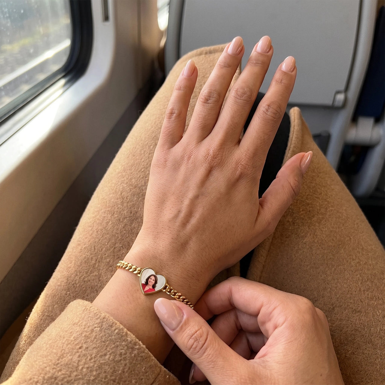 Warming the gold heart photo bracelet with a thumb, her mother's photo appears | SKU: TPH-HRTB-GOLD