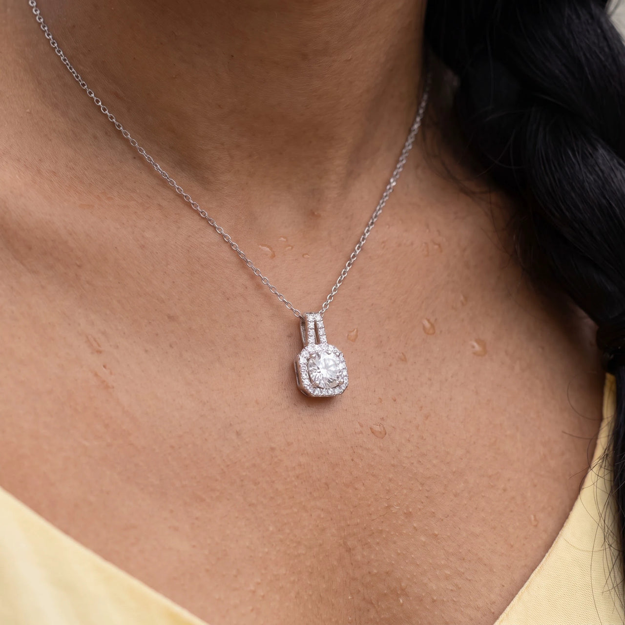 Close-up of the silver necklace worn on the skin | SKU: 505762